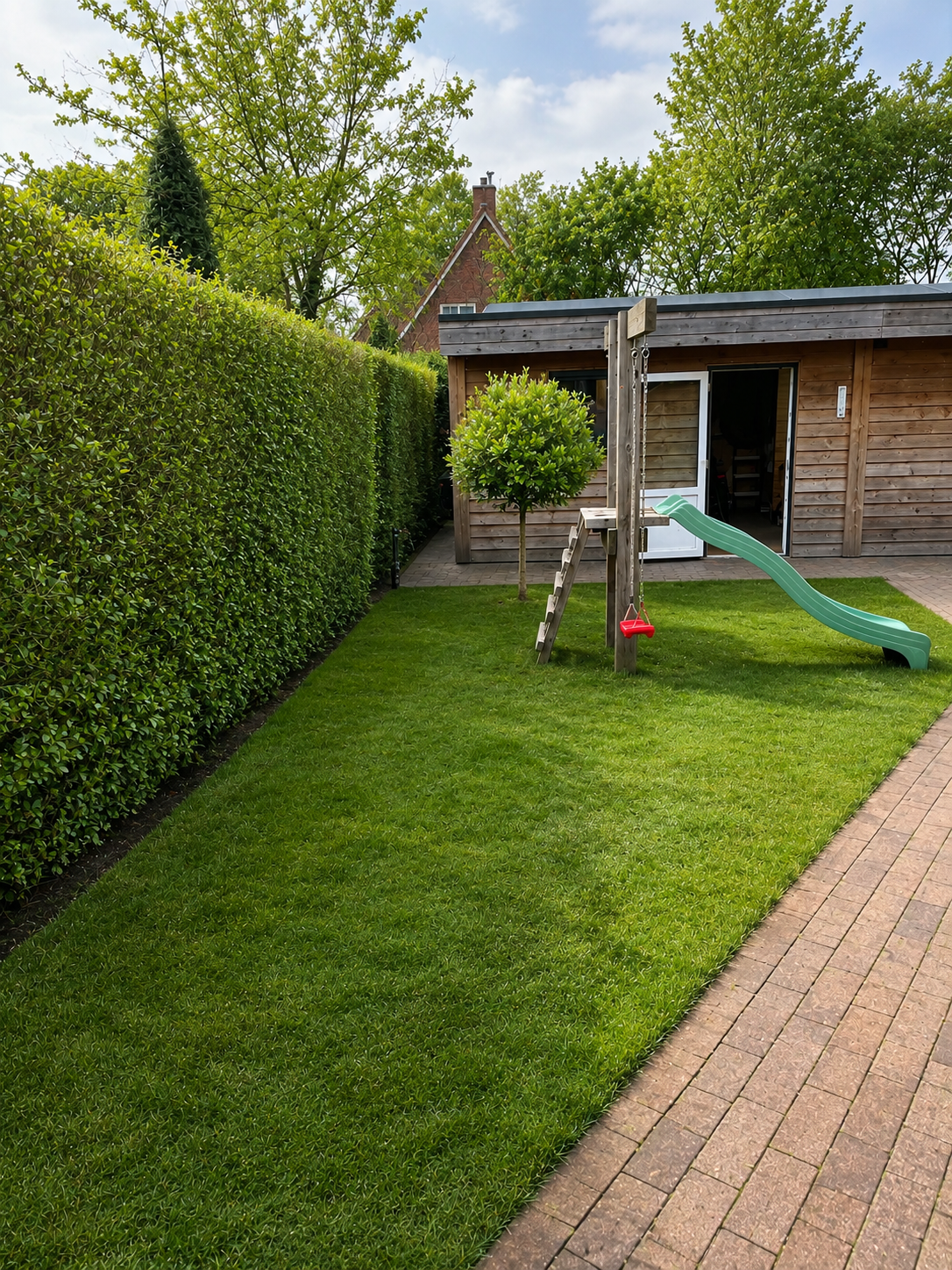 Aangelegde tuin met nette bestrating